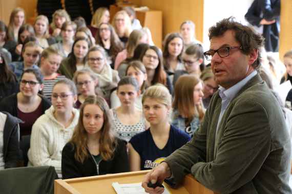 DI Christian Krumphuber (Landwirtschaftskammer OÖ) erläutert den Schülerinnen und Schülern die Perspektiven von Soja in Österreich