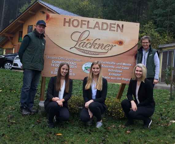 Die Betriebsleiter Magdalena und Friedrich Lackner gemeinsam mit den Verfasserinnen der Diplomarbeit Lisa Neundlinger, Tina Reitermayr und Hanna Fölser 