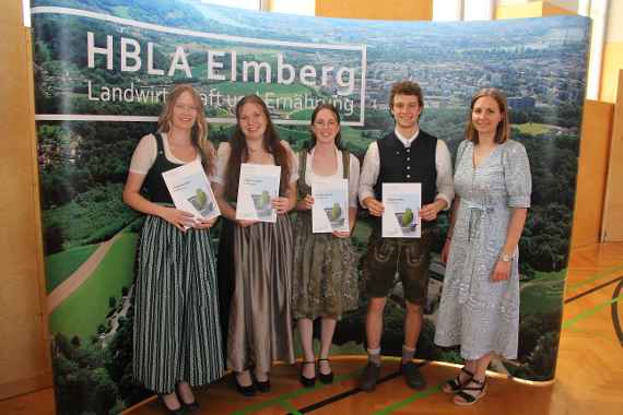 Schülerinnen und Schüler mit der fertigen Diplomarbeit