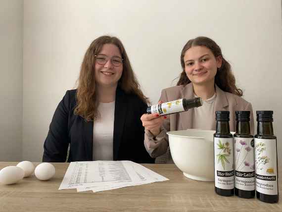 Schülerinnen mit ihren Diplomarbeiten