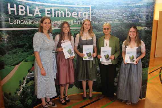 Schülerinnen mit den fertigen Diplomarbeiten