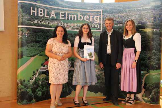 Schülerin bei Prämierung mit Gratulanten