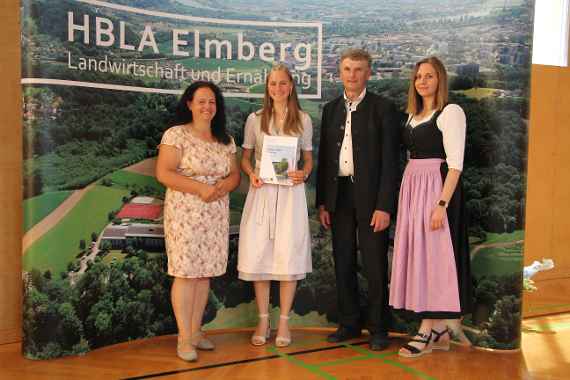 Schülerin bei Prämierung mit Gratulanten