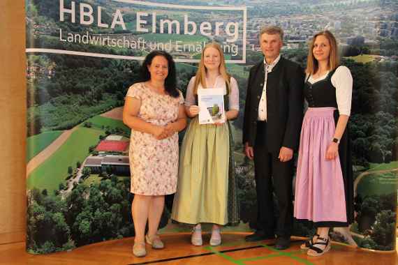 Schülerin bei Prämierung mit Gratulanten