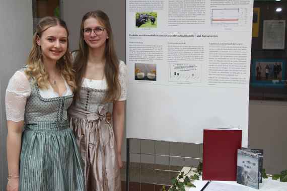 Schülerinnen bei der Präsentation der Diplomarbeit