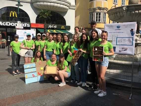 Schülerinnen bei der Aktion auf der Landstraße in Linz