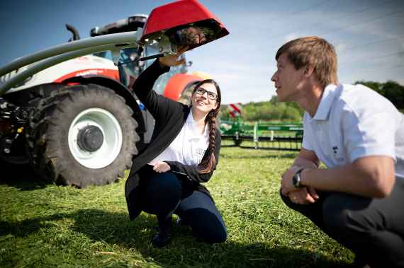 Schülerin und Lehrer auf dem Feld