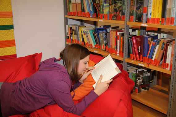 Mädchen in der Lesecke der Bibliothek