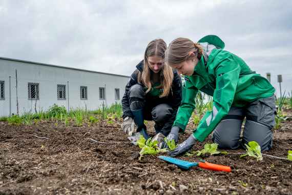 Zwei Schülerinnen im Lehrgarten