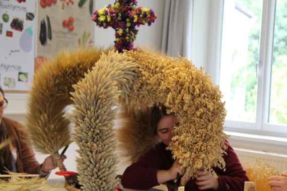 Binden der Erntekrone