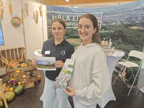 Schülerinnen am Messestand Schülerinnen am Messestand