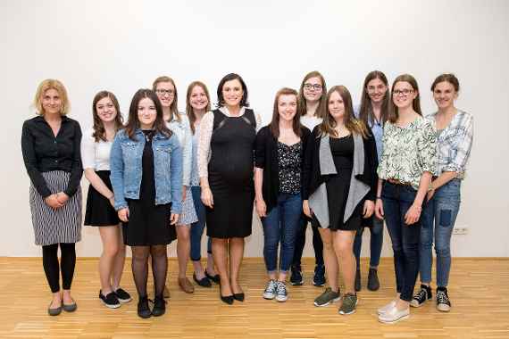 Nachhaltigkeitsministerin Elisabeth Köstinger besuchte den Europatag an der Hochschule für Agrar- und Umweltpädagogik. Im Zuge dieses Praxistags wurden den Schülerinnen und Schülern die Grundzüge und politischen Abläufe der Europäischen Union nähergebracht.