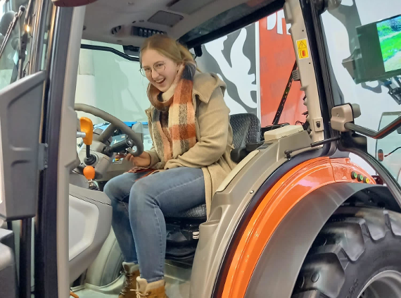 Schülerin auf Traktor 