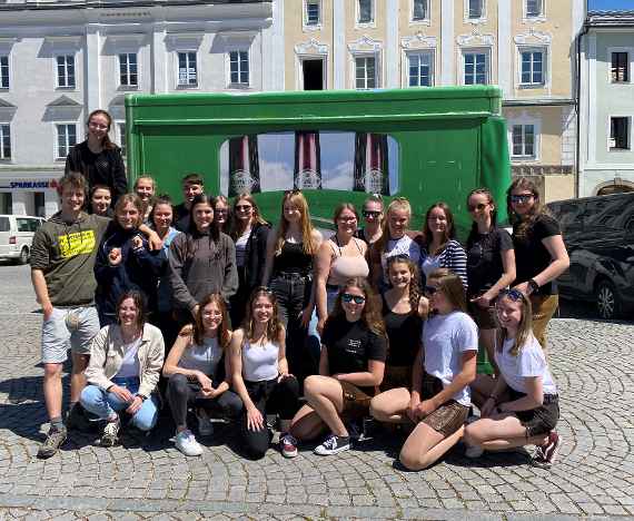 Schülerinnen und Schüler am Stadtplatz von Freistadt