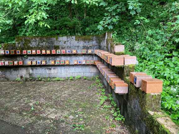 Bienenköniginnen-Kästen im Imkereizentrum 