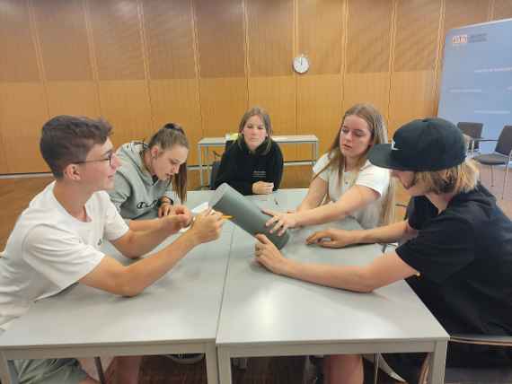 Schülerinnen und Schüler bei einem Experiment
