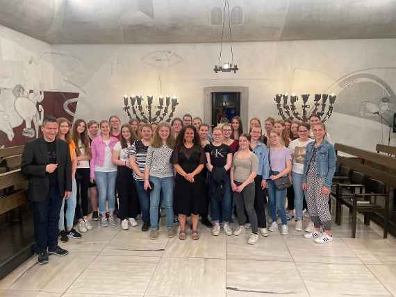 Schülerinnen in der Synagoge