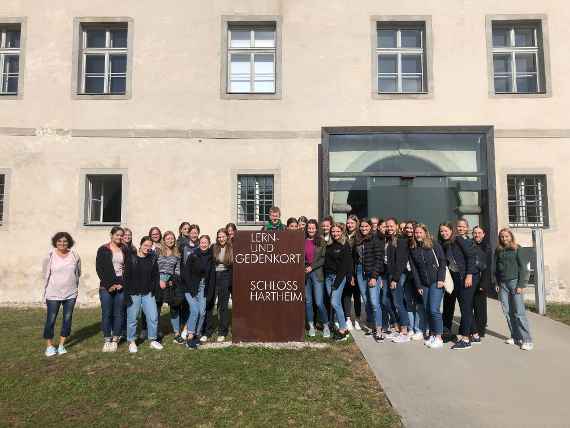 3la vor dem Schloss Hartheim