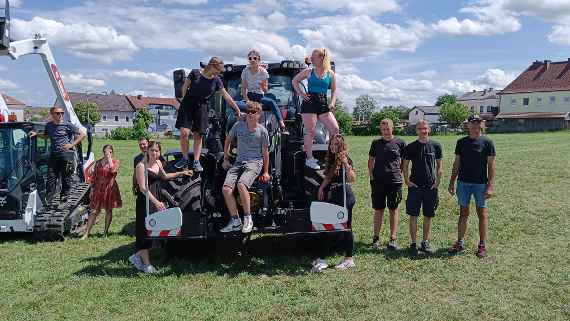 Schülerinnen und Schüler bei einem Traktor