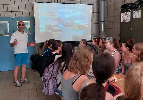 DI Pöllinger-Zierler erläutert den Wert des Wirtschaftsdüngers