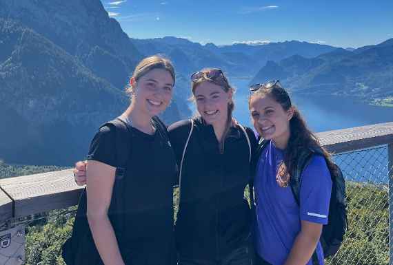 Schülerinnen der 5U am Baumwipfelpfad in Gmunden