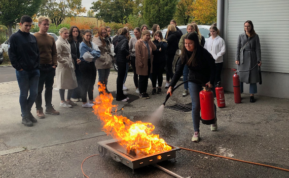 Schülerin bei einer Brandschutzübung