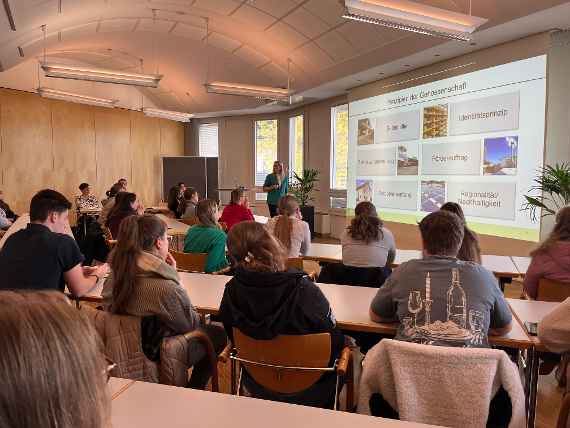 Vortrag über die Rechtsform der Genossenschaft in der Raiffeisenbank Gallneukirchen Vortrag über die Rechtsform der Genossenschaft in der Raiffeisenbank Gallneukirchen