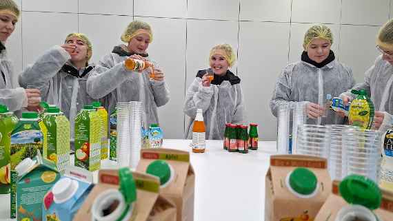 Schülerinnen der 4A bei der Produktverkostung