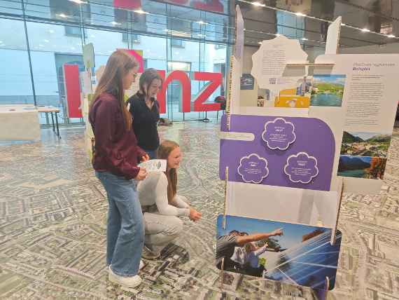 Schülerinnen informieren sich über Nachhaltigkeitsprojekte in österreichischen Gemeinden