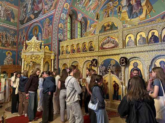 Schüler und Schülerinnen beim Bestaunen der Ikonen in der serbisch-orthodoxen Kirche