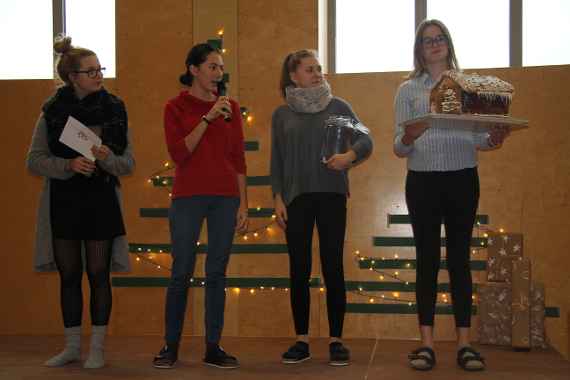 Weihnachtsfeier - Verlosung der Lebkuchenhäuser