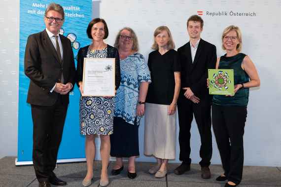 v.l.n.r.: BM Dr. Martin Polaschek, Schulleiterin Dr.in Leopoldine Weinzierl, Dr.in Birgit Hauer, MBA, DIin Bernadette Baumgartner, Schulsprecher Lorenz Baumgartner, BM Leonore Gewessler, BA