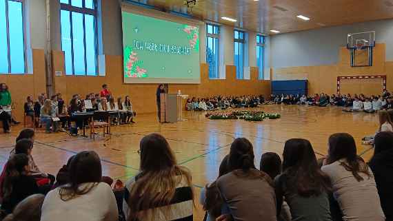 Schülerinnen und Schüler bei der Adventkranzweihe 