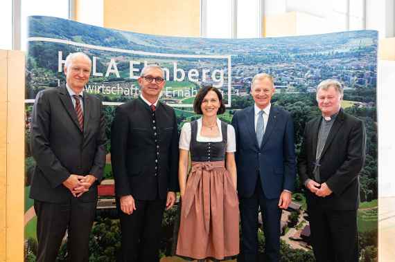 Prominenz an der Schule (v.l.n.r.): Sektionschef DI DDr. Reinhard Mang, Landwirtschaftskammer-Präsident Mag. Franz Waldenberger, Direktorin Dr.in Leopoldine Weinzierl, Landeshauptmann Mag. Thomas Stelzer, Bischof Dr. Manfred Scheuer