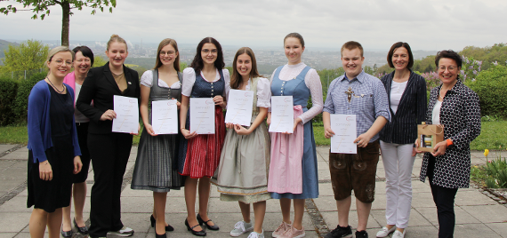 Schülerinnen und Schüler nach der erfolgreichen Prüfung zum Käsekenner