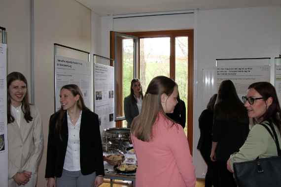 Schülerinnen und Schüler bei der Präsentation der Diplomarbeiten