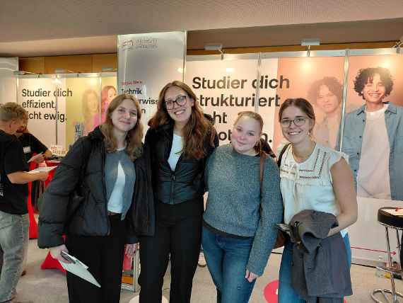 Schülerinnen der 5B auf der Studieninformationsmesse