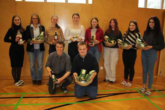 Die glücklichen Gewinnerinnen und Gewinner mit Produkten vom Lehrbetrieb