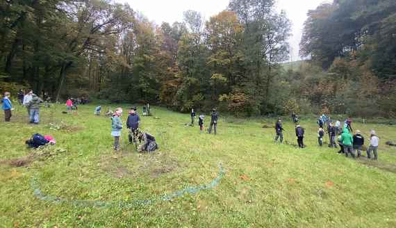 Schülerinnen und Schüler beim Setzen der Bäume