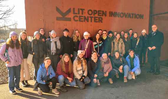 Die 3. Klassen mit Prof. Fischer vor dem Open Innovation Center der JKU