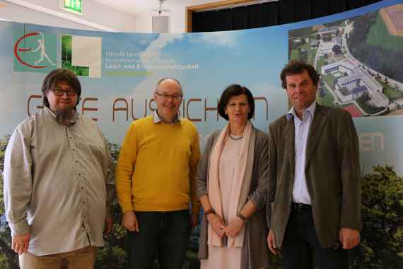 v.l.n.r.: DI Heimo Tomaz (Mona Naturprodukte), DI Walter Emathinger (Fixkraft), DI Michaela Hartl (Direktorin der HBLA Elmberg) sowie DI Christian Krumphuber (Landwirtschaftskammer OÖ)