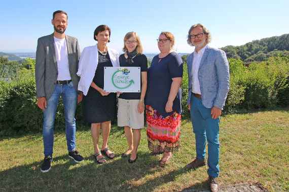 Mag. Clemens Grandl, Dir. OStR DI Michaela Hartl, DI Bernadette Baumgartner, Mag. Dr. Birgit Hauer, Andreas Walter (v.l.n.r) bei der Verleihung der Auszeichnung