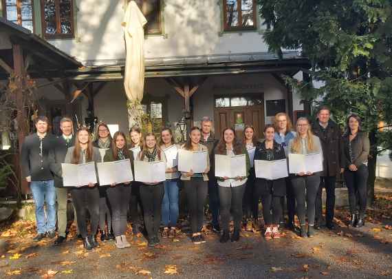 Die Elmberger Jungjägerinnen mit Prüfungskommission