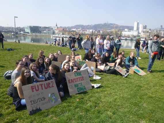 Schülerinnen und Schüler der HBLA Elmberg beim Klimastreik auf der Donaulände in Linz