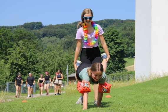 Schülerinnen beim Sporttag