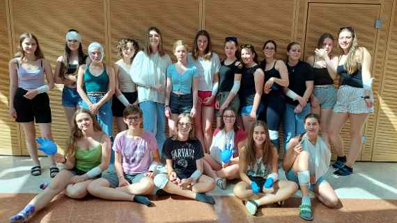 Schülerinnen und Schüler beim Erste-Hilfe-Kurs
