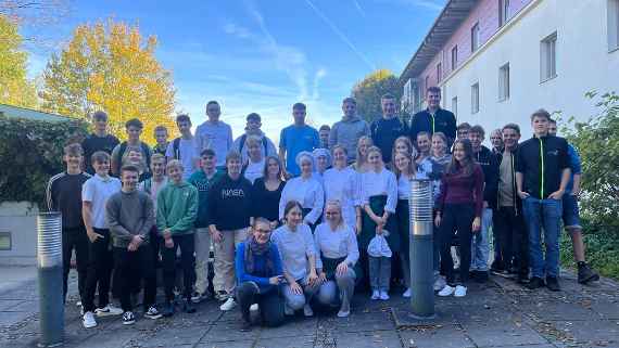 Foto mit den Schülerinnen der HBLA Elmberg und den Gästen der HTL Ried
