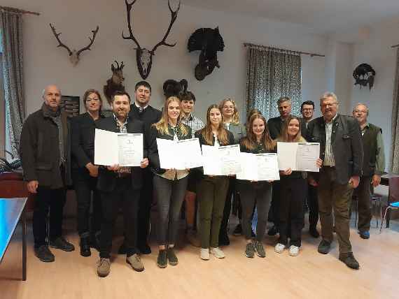 Die Elmberger Jungjägerinnen mit der Prüfungskommission vom 3.11.2023