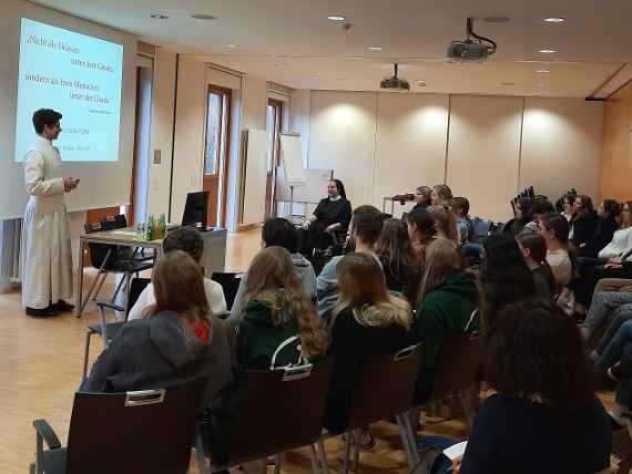 Hr. Vitus und Sr. Helena beim Vortrag mit den 4. Klassen