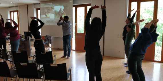 Yogaübung mit Amrit